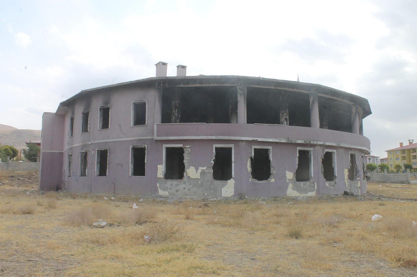 6-7 Ekim saldırılarında yakılan bina madde bağımlıların mekanı haline geldi
